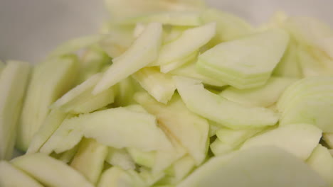 Closeup-of-freshly-cut-apple-slices