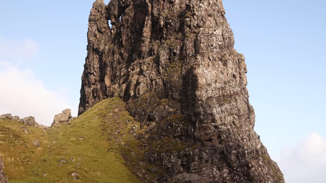 mirando hacia arriba a los gigantescos pilares de roca natural del anciano de storr en la isla de skye, tierras altas de escocia
