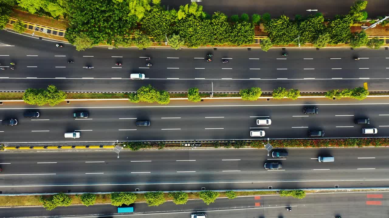 이 위에서 아래로 찍은 드론으로 고속도로 교통의 포적 인 시야를 얻을 수 있습니다.