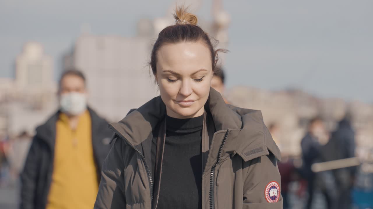 женщина, гуляющая по городу.