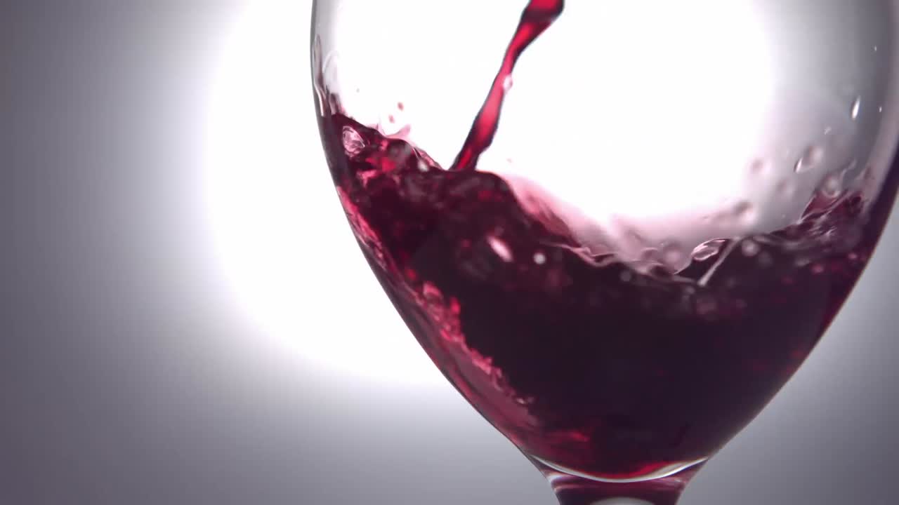 vino tinto derramado en una copa de vino