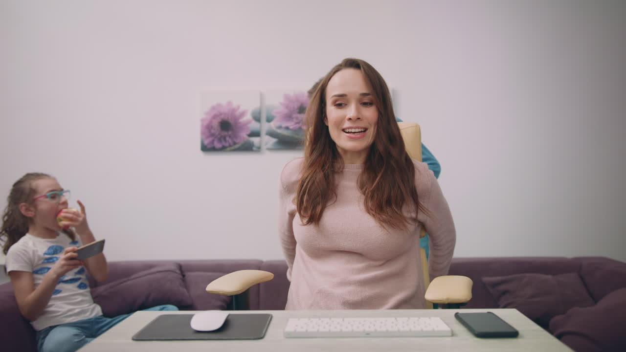 сосредоточенная женщина обнимает ребенка