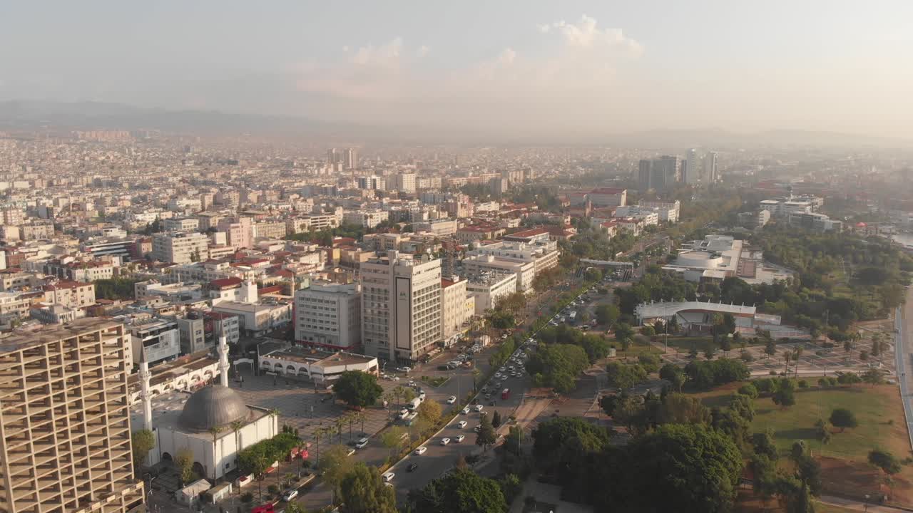 Panorama aereo statico della città di Mersin in Turchia con moschea e traffico mattutino in estate.