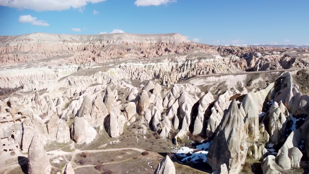 las chimeneas de hadas del pavo de capadocia: formaciones rocosas geológicas de pilares formadas por la erosión