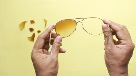 gafas de sol rotas en las manos