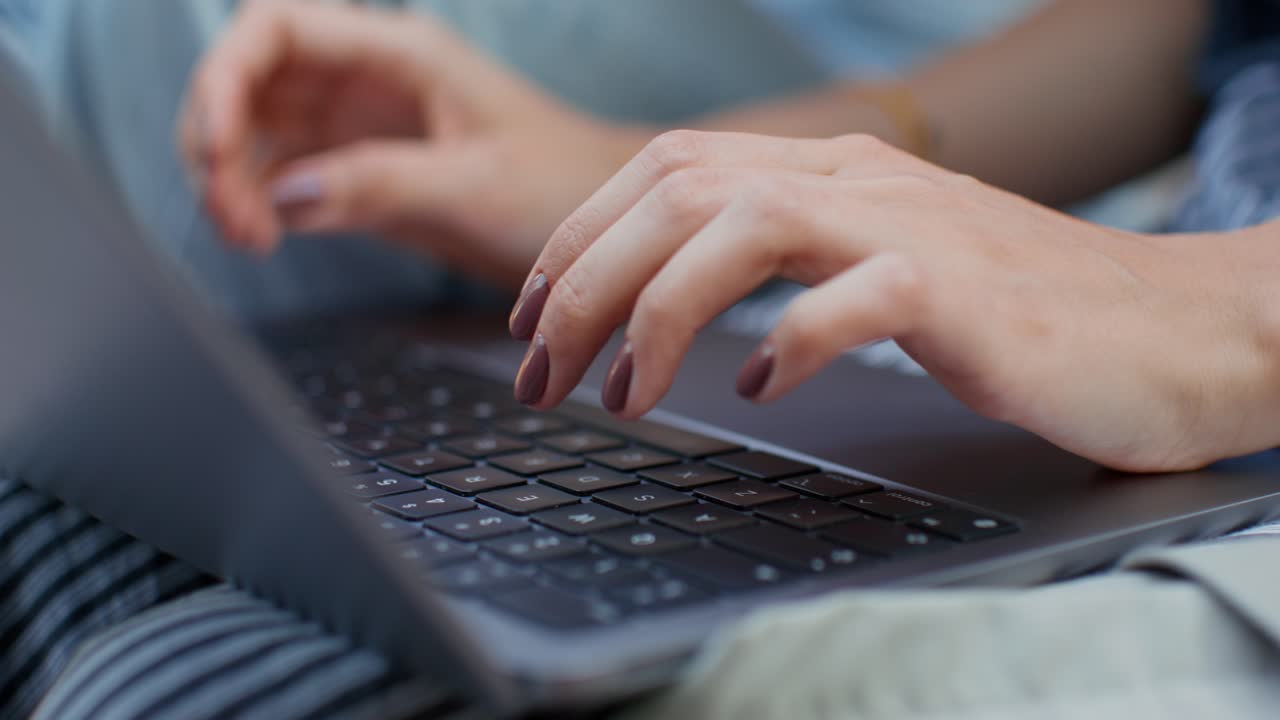 一個女人在筆記型電腦上打字