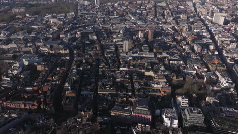 Toma-Aérea-Descendente-Sobre-Soho,-En-El-Centro-De-Londres.