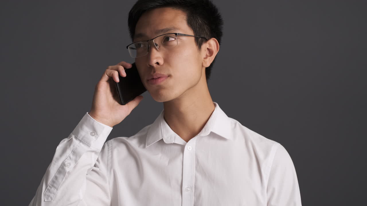 스마트폰으로 전화하는 화가 난 아시아인.