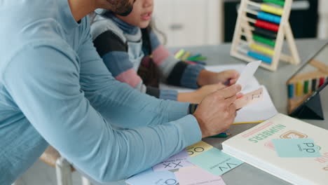 Ayuda-Con-La-Tarea,-Papá-Y-Niña-Con-El-Aprendizaje