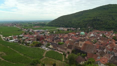 Panorama-Der-Kirche-Der-Entdeckung-Des-Heiligen-Kreuzes-Oder-Église-Sainte-Croix-Ist-Die-Größtenteils-Mittelalterliche-Pfarrkirche-Der-Kleinen-Stadt-Kaysersberg