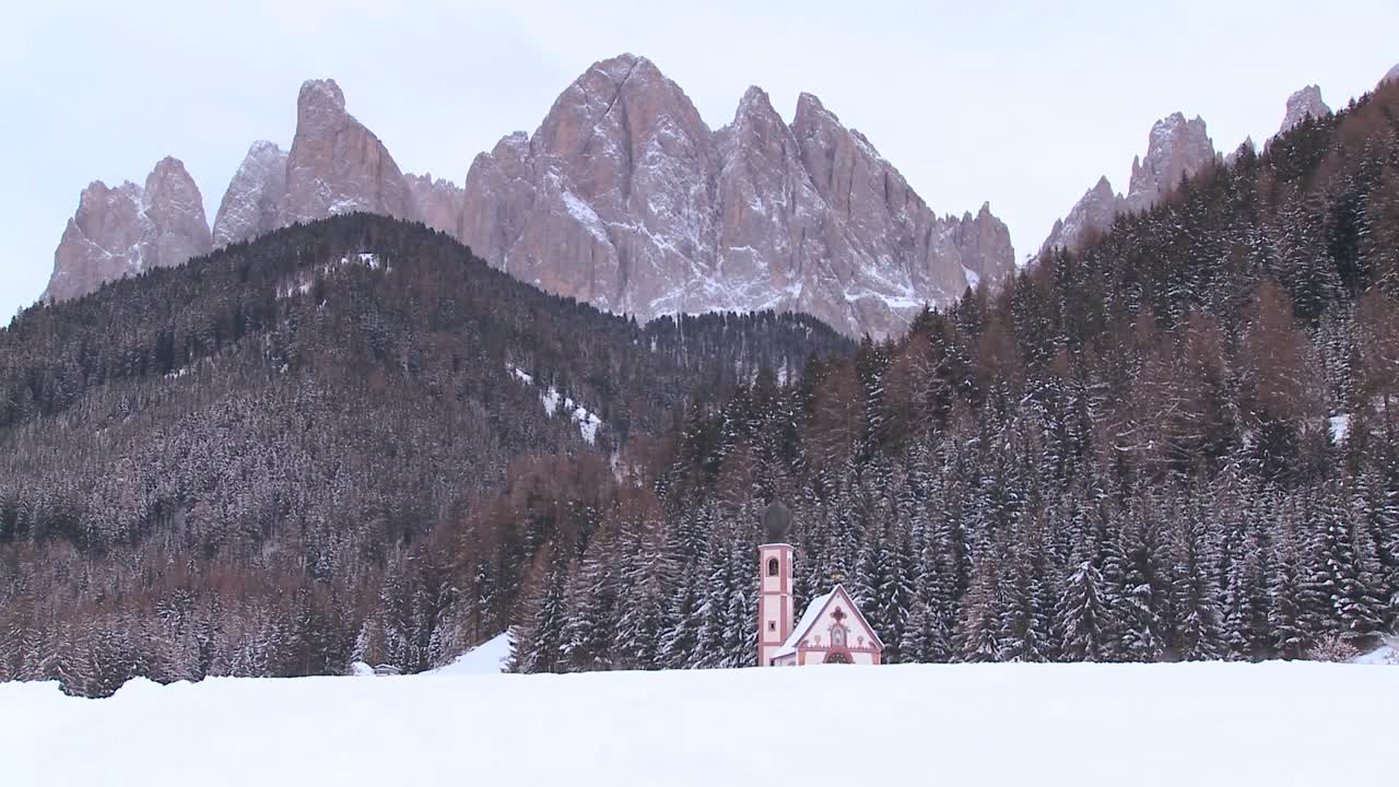una hermosa iglesia está ubicada en los alpes 3