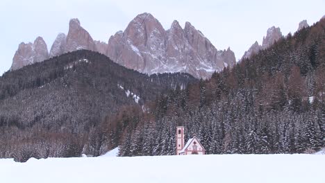 Una-Hermosa-Iglesia-Se-Encuentra-En-Los-Alpes-3