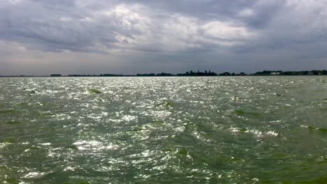 Tumultuoso-Lago-Palic-Con-Hermoso-Cielo-Nublado