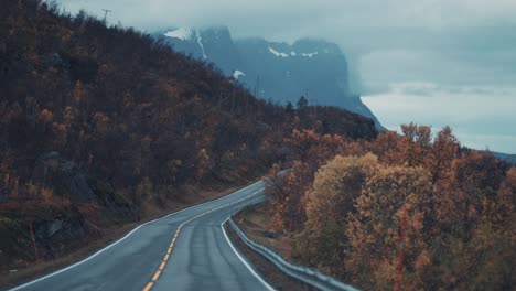 La-Estrecha-Carretera-De-Dos-Carriles-Atraviesa-El-Valle-De-Otoño