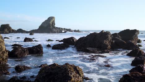 Pescadero-Pigeon-Point-Strand-Und-Wellen,-Die-Auf-Den-Felsen-Krachen