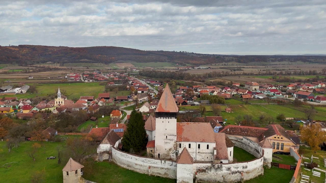 Maravíllate con la belleza escénica de la Iglesia Fortificada de Hosman en Transilvania, Rumanía, con estas impresionantes imágenes de dron en modo horizontal.