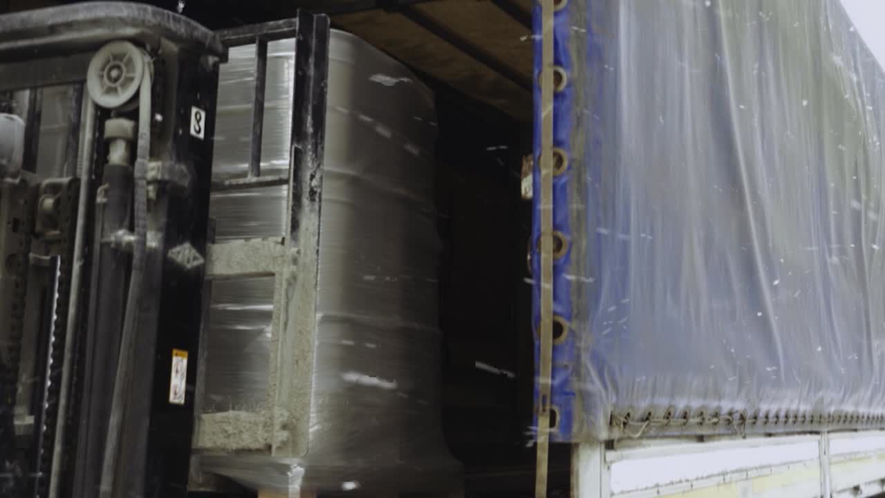 겨울 에 트럭 트레일러 를 로드 하는 포크 리프트