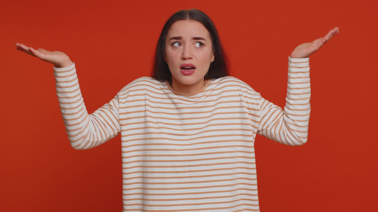 mujer levantando las manos en expresión indignada preguntar por qué qué razón del fracaso demostrando incredulidad
