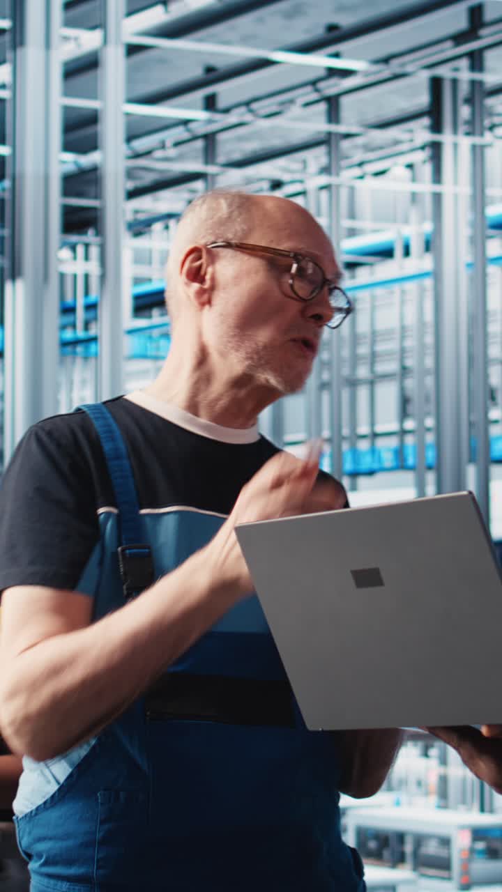 Vertikal video Fotovoltaisk smart fabriksekspert underviser praktikant i at reparere beskadigede IoT-sensorer