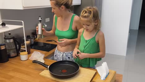 madre e hija cocinando juntos