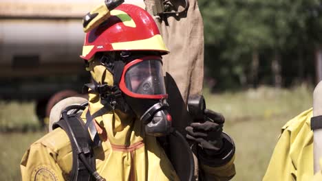 bombero con equipo de protección
