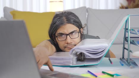 el perezoso se aburre y se queda dormido.