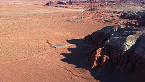 Drohnenansicht-Der-Sandwüste-Und-Der-Felsigen-Schlucht-In-Amerika