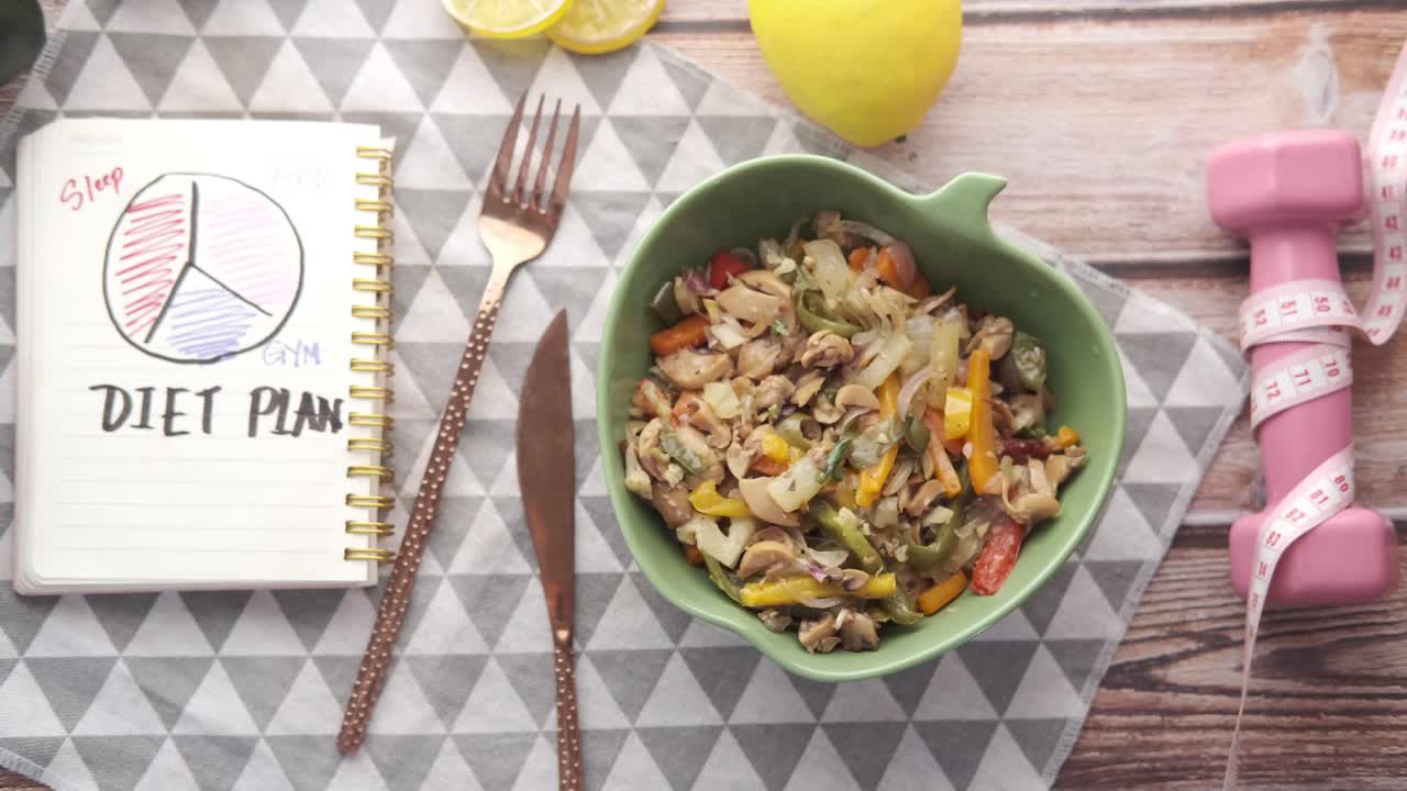 건강한 식단 계획 야채와 버섯으로 식사 준비