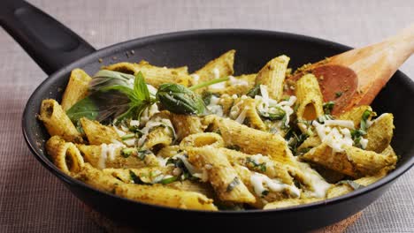 pasta de penne con salsa de pesto