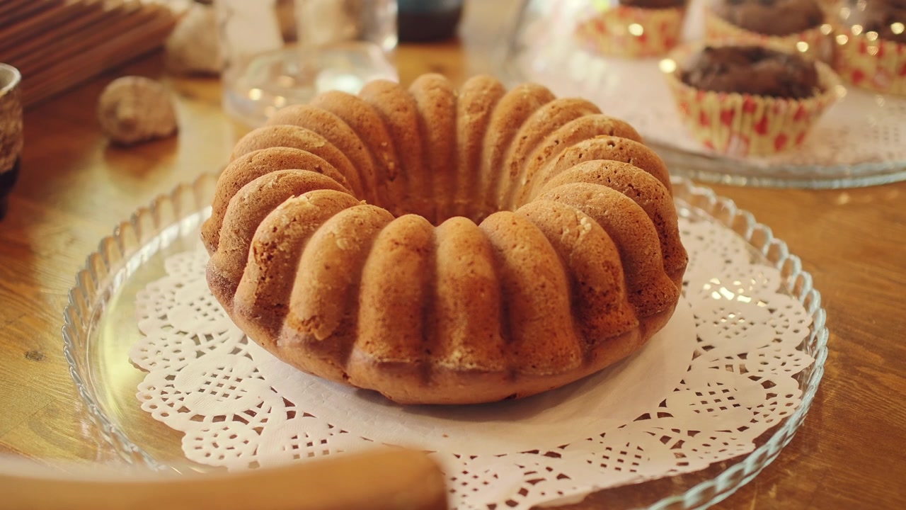 Cam Tabakta Lezzetli Altın Rengi Bundt Kek