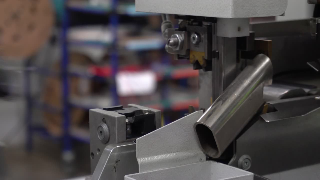 máquina de ensamblaje robótica automatizada en un entorno de fábrica