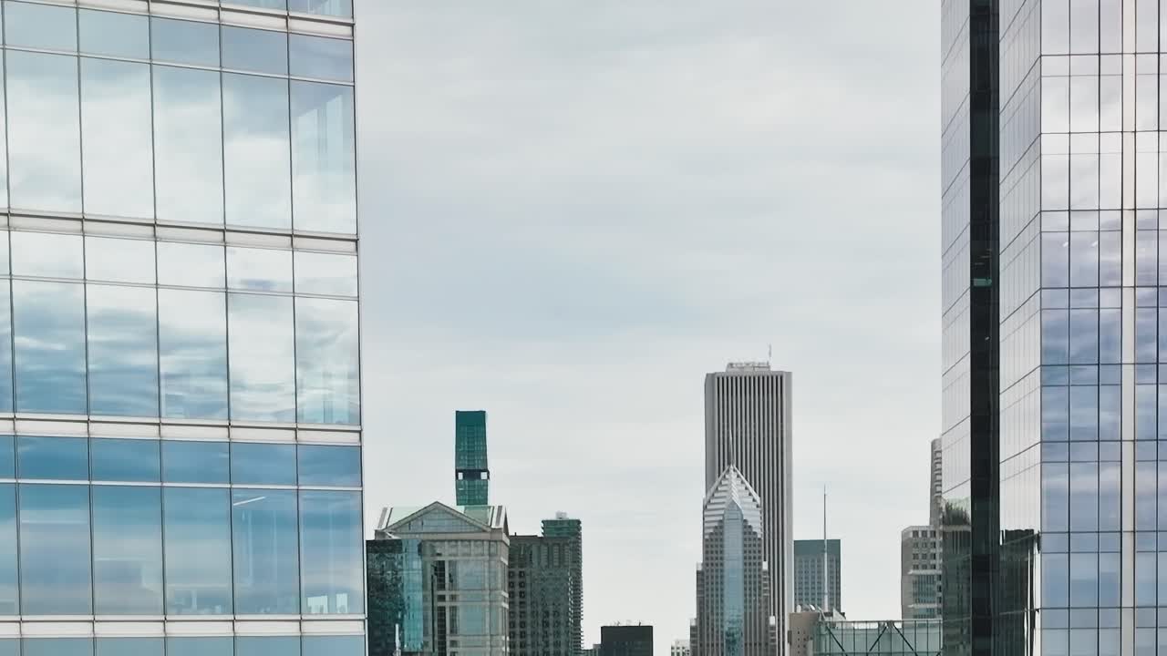 Ampla Paisagem Urbana e Horizonte de Chicago Sob Céu Nublado