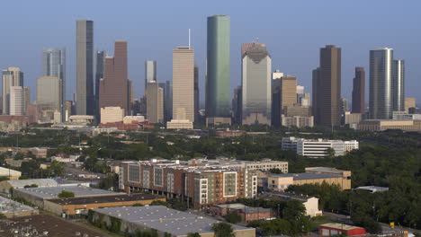 Vista-De-Drones-Del-Centro-De-Houston-Y-El-Paisaje-Circundante