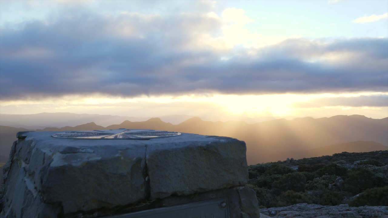 puesta de sol en el monte william en los grampianos, australia