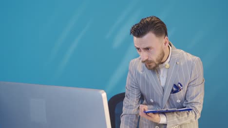 hombre de negocios pensando en ideas creativas haciendo nuevos planes.