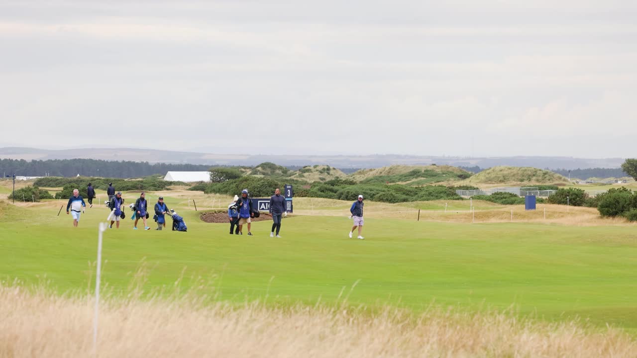 세인트 앤드류스 골프장에서 걸어가는 골퍼들