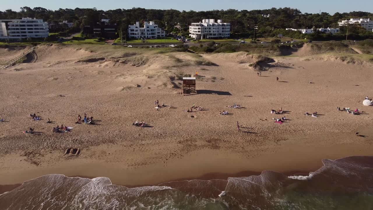 la gente toma el sol en la playa brava en un día soleado, punta del este en uruguay