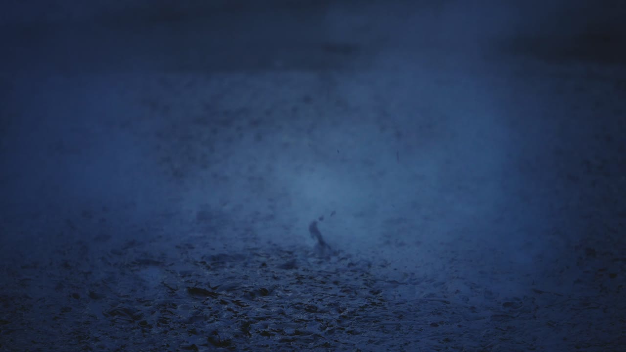 piscina de barro volcánico geotérmico caliente hirviendo, tiro de cerca lago de vapor burbujeante barro y vapor satisfactorio