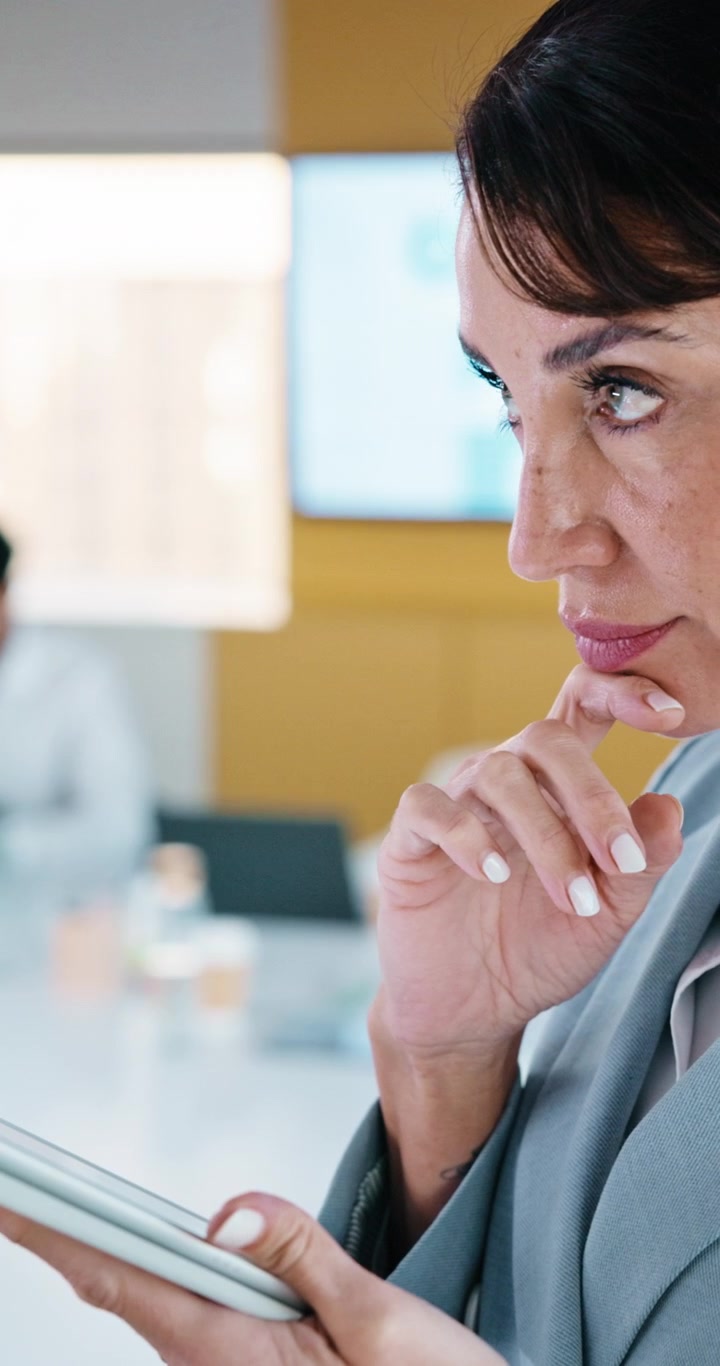 Donna professionista che usa il tablet in un moderno ufficio