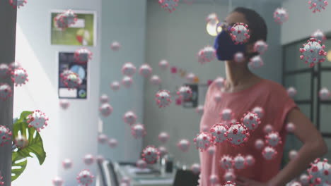 animación de células de covid-19 sobre una mujer en la oficina con una máscara facial