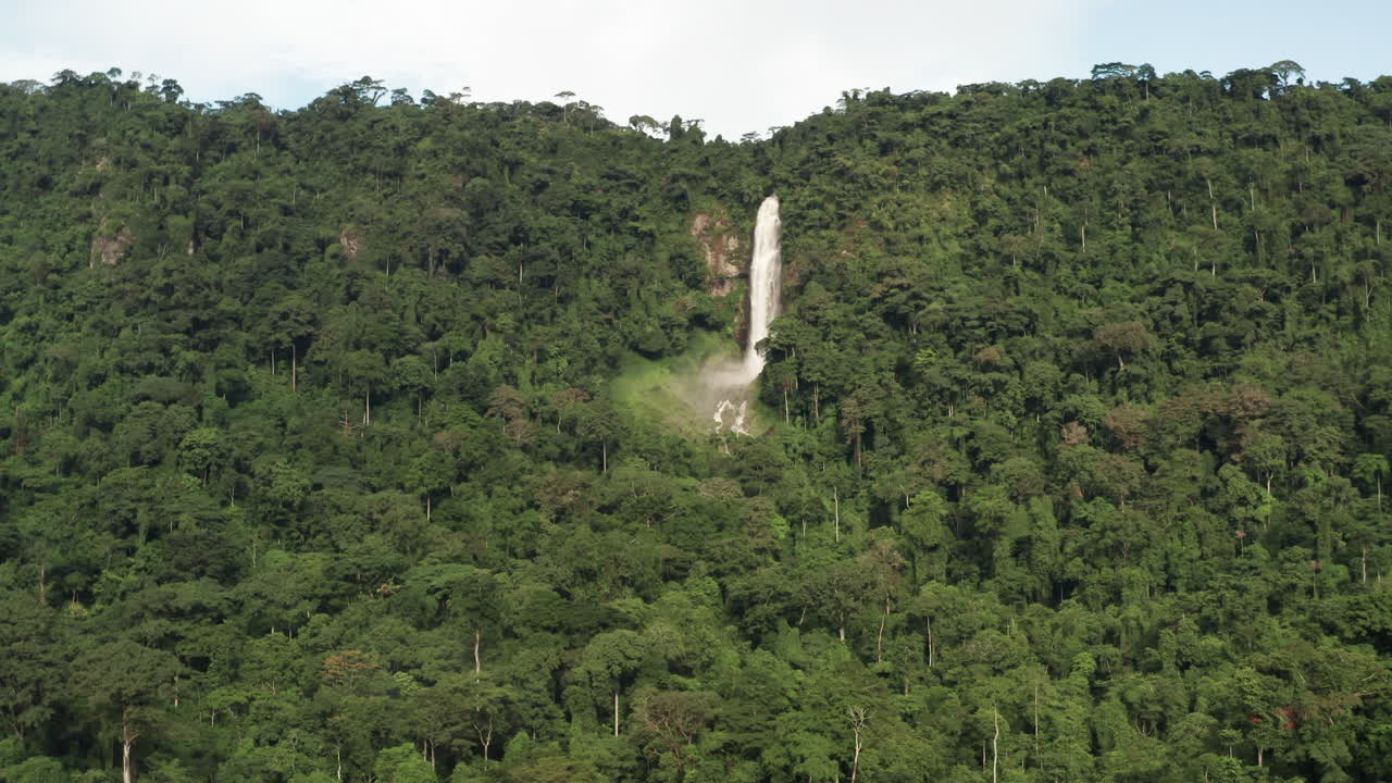 cascada en el río mbridge en angola ubicada en el municipio de cuimba, áfrica