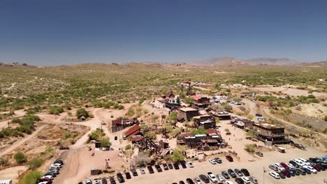 Geisterstadt-Goldfield-In-Phoenix,-Arizona,-LKW-Transport,-Linke-Luftaufnahme-Einer-Drohne