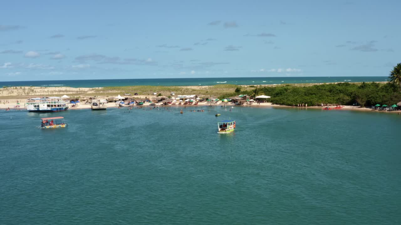 dolly en toma aérea de drones de la hermosa playa turística tropical de restinga donde el gran río curimataú se encuentra con el mar cerca de barra do cunhaú en rio grande do norte, brasil en un día de verano