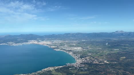 西班牙巴利埃里克群岛的马洛卡湾的空中景色, 在一个美丽的春天的早晨,