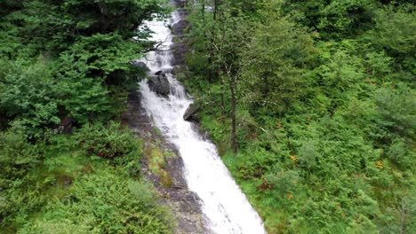 Vuelo-De-Drones-A-Lo-Largo-De-Una-Cascada-En-El-Valle-De-Maggia-En-Ticino-Suiza