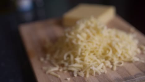 disparo a cámara lenta de queso rallado fuera de foco que se enfoca