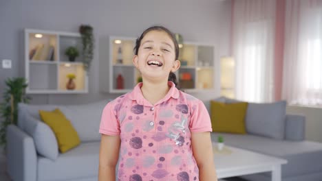 Niña-Sonriendo-A-La-Cámara