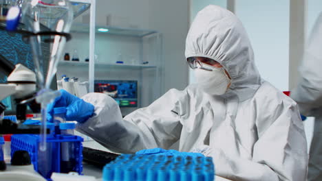 investigador en la prueba de muestras líquidas con tubos de ensayo