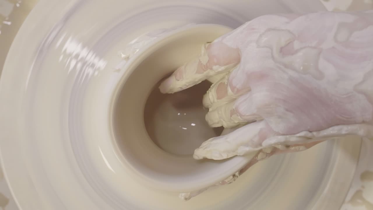 умелый ремесленник делает глиняный горшок на гончарном круге