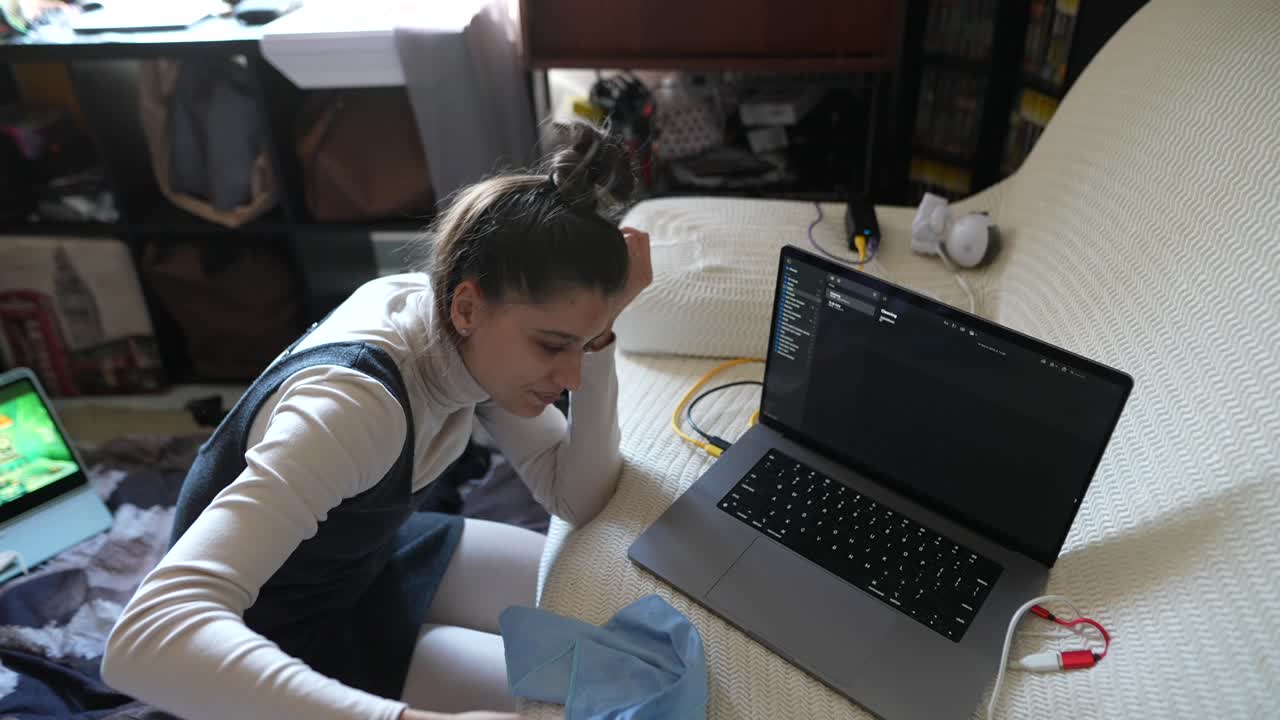 mujer limpiando la computadora portátil en el sofá